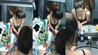 Doggy em trước gương trong nhà vệ sinh