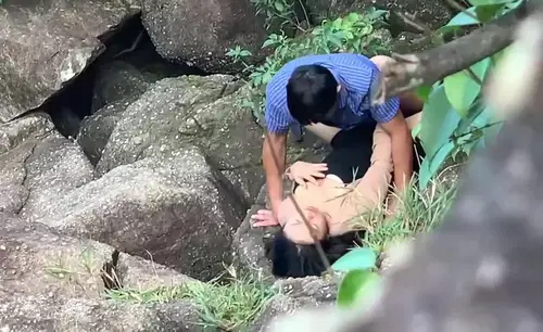 Đi du lịch với công ty mà em đồng nghiệp lén lút chịch bên bờ suối - rwbxzqoo.co.uk