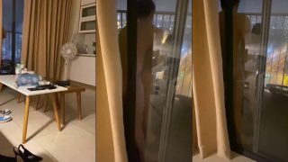 Thằng bạn đưa ghệ ra ban công chung cư chịch em nó rên cả tòa nhà nghe thấy